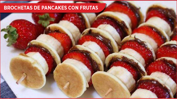 brochetas de pancakes con frutas